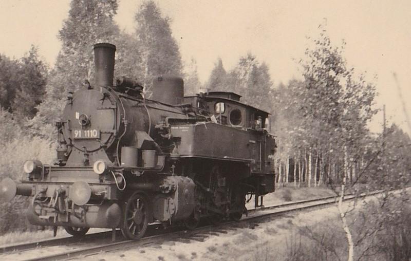 Historische Dampflokomotive 91 1110 des Kleinbahnvereins Rothenburg/O.L. auf einer Fahrt durch die Oberlausitzer Landschaft.