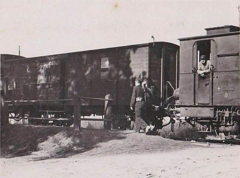 Historischer Zug des Kleinbahnvereins Rothenburg/O.L. mit Lokomotivführer und Uniformierten an den Gleisen.